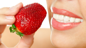 Cibi che fanno bene ai denti: fragole
