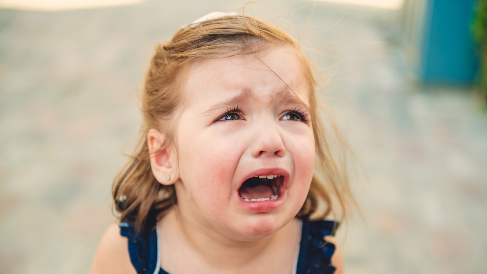 bimba che piange per un trauma dente da latte