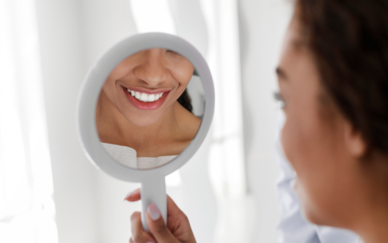 Lo sbiancamento dei denti fa male? Sfatiamo 3 falsi miti