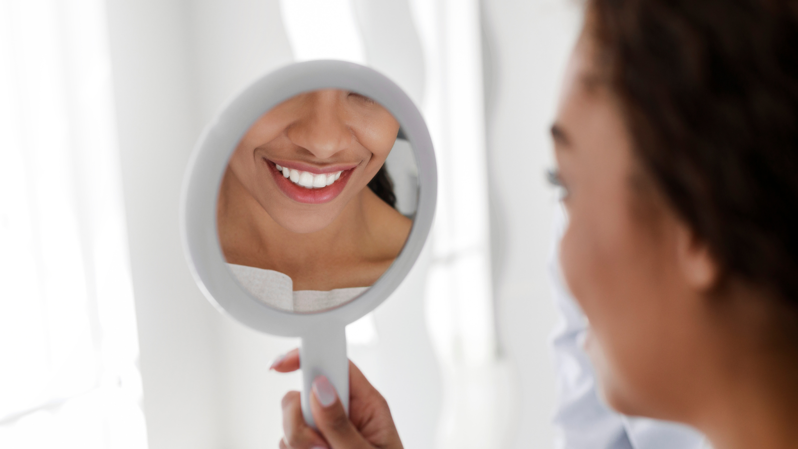 Lo sbiancamento dei denti fa male? Sfatiamo 3 falsi miti