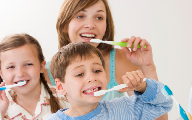 Come lavare i denti ai bambini, dalla culla alla preadolescenza
